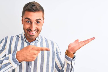 Soyutlanmış arka planda zarif gömlekler giyen genç yakışıklı iş adamı kameraya hayret ediyor ve gülümsüyor..