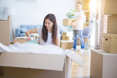 Mutlu çift yeni daireye taşınıyor.