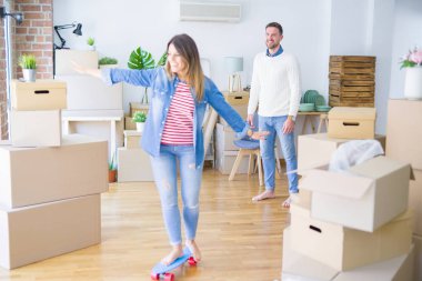 Mutlu genç çift yeni daireye taşınıyor.