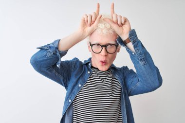 Kot gömlek ve gözlüklü genç albino adam izole edilmiş beyaz arka plan üzerinde komik hareketler yapıyor.