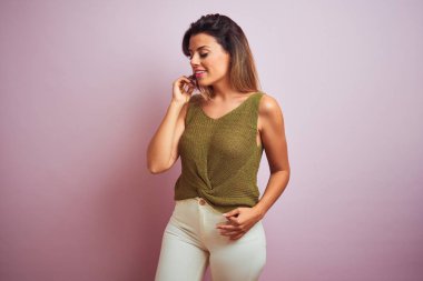 Genç, güzel, İspanyol bir kadın tişört giyiyor.