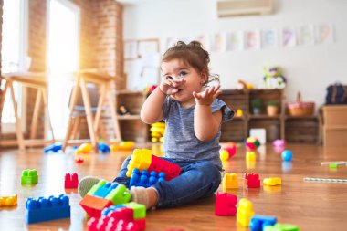 Anaokulundaki oyuncaklarla oynayan güzel bir çocuk.