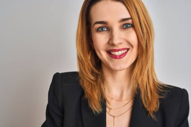 Kafkasyalı zarif iş kadınının kapalı bir geçmişi var. Mutlu bir yüzü var. Kendine güvenen bir gülümsemeyle dişlerini gösteriyor.