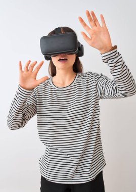 Simülasyon gözlük kulaklık, komik ve şaşırtıcı eğlence kullanarak sanal gerçeklik oyunu oynayan genç kadın