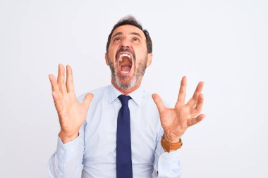 Orta yaşlı iş adamı zarif bir kravat takıp izole edilmiş beyaz arka planda duruyor. Deli gibi bağırıyor ve agresif bir ifade ve kollarla bağırıyor. Hayal kırıklığı konsepti.