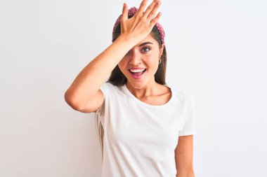 İzole edilmiş beyaz arkaplan üzerine gündelik tişört ve diyabet giyen genç ve güzel bir kadın hata sonucu el ele tutuşarak şaşırdı. Hatayı unutmayın. Unuttum, kötü hafıza konsepti.