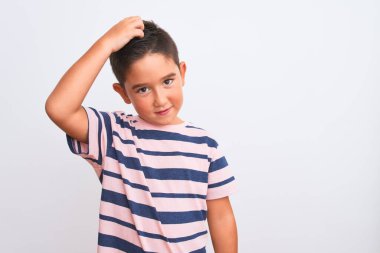 Güzel çocuk, izole edilmiş beyaz arka planda duran sıradan çizgili tişört giyiyor ve soru sormayı merak ediyor. Şüpheyle kararsız, kafa kafaya düşünerek. Düşünceli kavram.