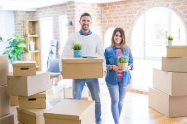 Mutlu genç çift yeni daireye taşınıyor.