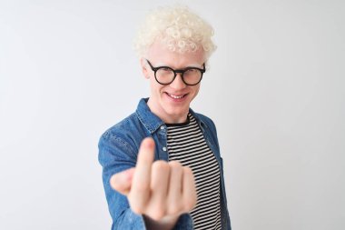 Kot gömlek ve gözlük takan genç albino sarışın adam izole edilmiş beyaz arka planda seni çağırıyor.