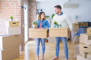 Mutlu genç çift yeni daireye taşınıyor.