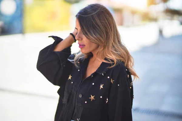 Joven Hermosa Mujer Sonriendo Feliz Confiado Pie Caminando Calle Del — Foto de Stock