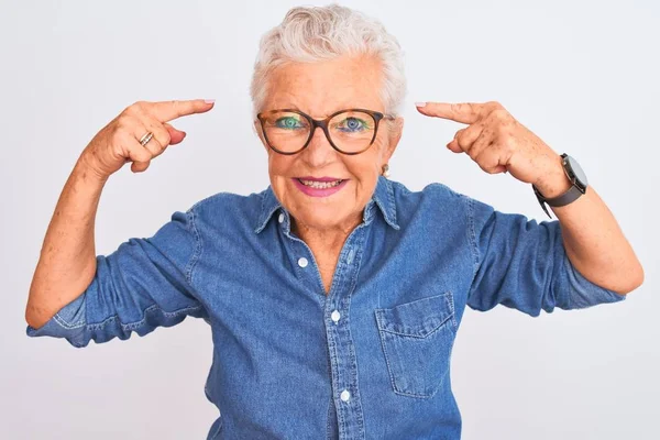 Donna Anziana Dai Capelli Grigi Che Indossa Camicia Jeans Occhiali — Foto Stock