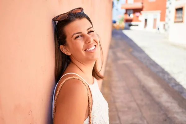 Красива Дівчина Спираючись Помаранчеву Стіну Молода Дружня Жінка Посміхається Щасливо — стокове фото