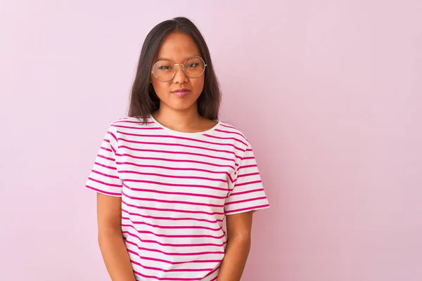 Jeune Chinoise Portant Shirt Rayé Des Lunettes Sur Fond Rose — Photo