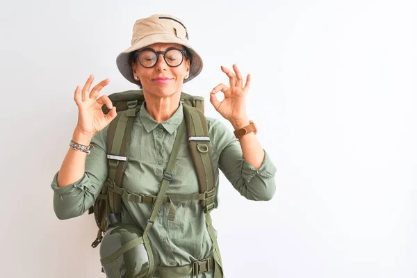 Wanderin Mittleren Alters Mit Rucksackkantinenbrille Über Isoliertem Weißem Hintergrund Entspannt — Stockfoto