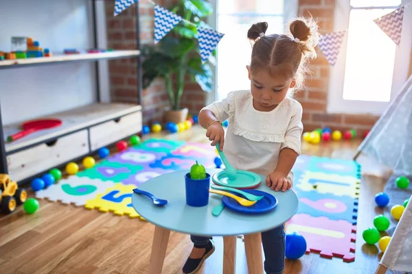 Anaokulunun Masasında Çatal Bıçak Yemek Oyuncaklarıyla Oynayan Genç Güzel Bir — Stok fotoğraf