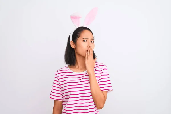 年轻美丽的中国女人 戴着小兔子耳朵 站在孤立的白色背景封口上 手被错误 恐惧的表情 沉默中的恐惧 神秘的概念所震惊 — 图库照片
