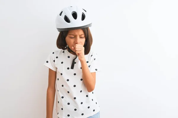 漂亮的小女孩戴着安全的自行车头盔 站在孤立的白色背景上 感觉不适 咳嗽是感冒或支气管炎的症状 保健概念 — 图库照片