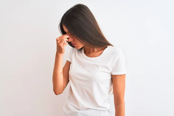 Mujer Hermosa Joven Con Camiseta Casual Pie Sobre Fondo Blanco —  Fotos de Stock