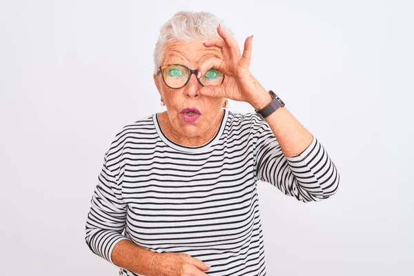 Starší Šedovlasá Žena Pruhovaných Námořnických Brýlích Izolovaném Bílém Pozadí Která — Stock fotografie