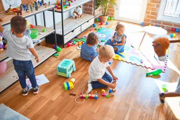 Adorable Grupo Niños Pequeños Jugando Alrededor Montón Juguetes Jardín Infantes — Foto de Stock