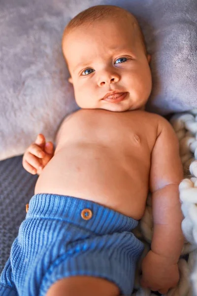 Entzückendes Baby Das Hause Auf Dem Sofa Über Der Decke — Stockfoto