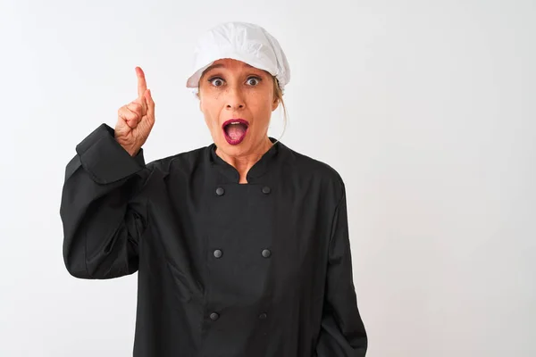 Mulher Chef Meia Idade Vestindo Uniforme Tampa Sobre Fundo Branco — Fotografia de Stock
