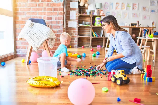 Giovane Bambino Caucasico Che Gioca Scuola Con Insegnante Madre Figlio — Foto Stock