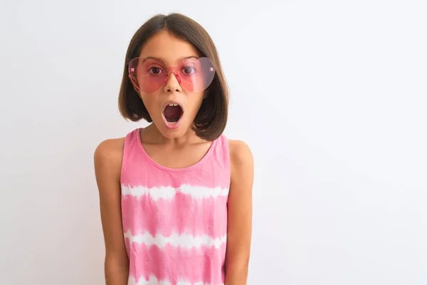 Fiatal Gyönyörű Gyermek Lány Visel Rózsaszín Póló Napszemüveg Felett Elszigetelt — Stock Fotó