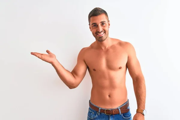 Joven Hombre Guapo Sin Camisa Mostrando Cuerpo Musculoso Sobre Fondo —  Fotos de Stock