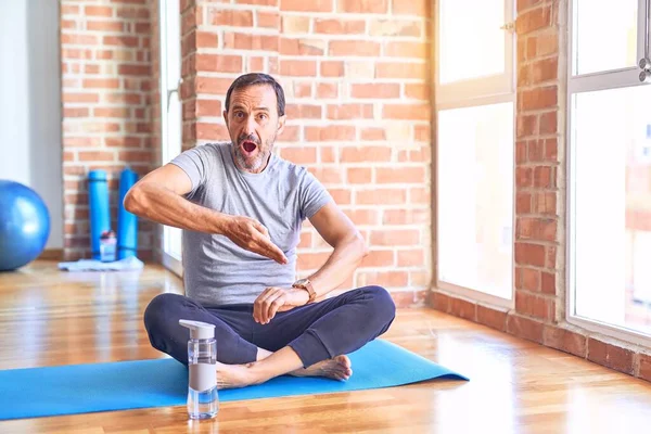 Orta Yaşlı Yakışıklı Sporcu Mindere Oturmuş Spor Salonunda Yoga Egzersizi — Stok fotoğraf