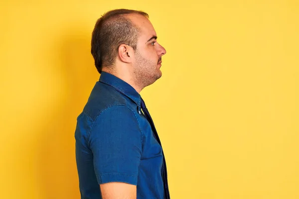 Genç Adamı Kot Gömleği Giyiyor Sarı Arka Plan Üzerinde Kravat — Stok fotoğraf
