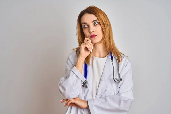 Rothaarige Kaukasische Ärztin Mit Stethoskop Über Isoliertem Hintergrund Die Hand — Stockfoto