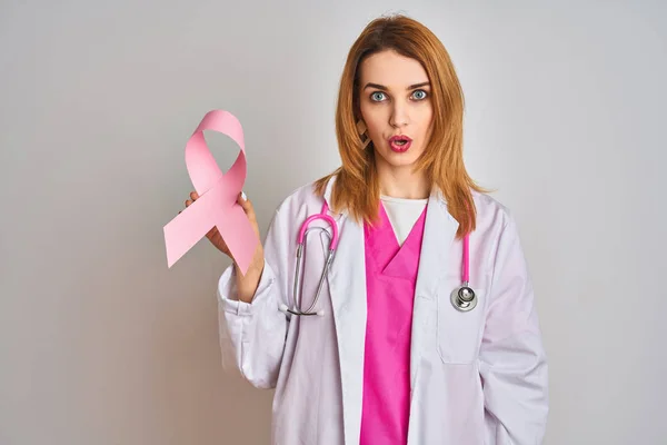 Rothaarige Kaukasische Ärztin Mit Rosafarbenem Krebsband Vor Isoliertem Hintergrund Erschrocken — Stockfoto