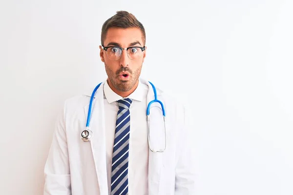 Mladý Pohledný Lékař Muž Stetoskopu Přes Izolované Pozadí Strach Šokovaný — Stock fotografie