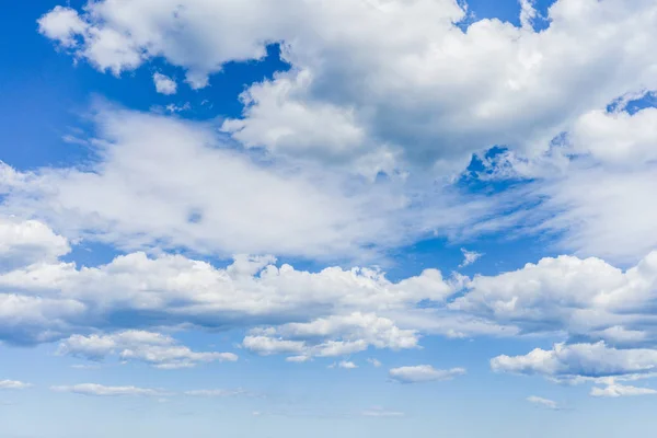 阳光明媚的蓝天 蓬松的云彩 — 图库照片