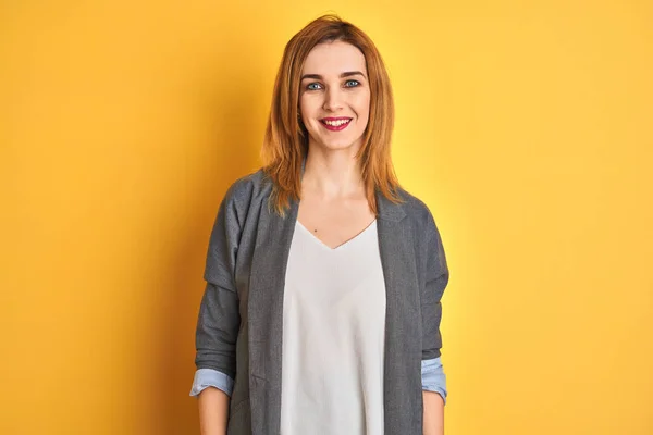Rothaarige Kaukasische Geschäftsfrau Auf Gelbem Hintergrund Mit Einem Fröhlichen Und — Stockfoto