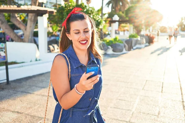 Young Beautiful Woman Smiling Happy Walking City Streets Sunny Day — Stock Photo, Image