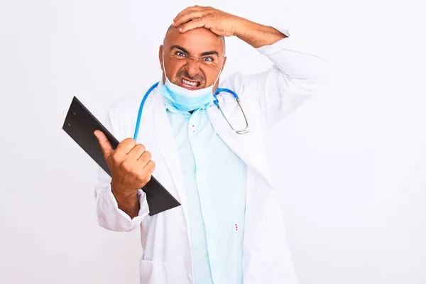 Dokter Man Draagt Stethoscoop Masker Houden Klembord Geïsoleerde Witte Achtergrond — Stockfoto