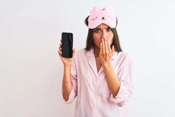 Mujer Joven Con Máscara Sueño Pijama Sosteniendo Teléfono Inteligente Sobre — Foto de Stock