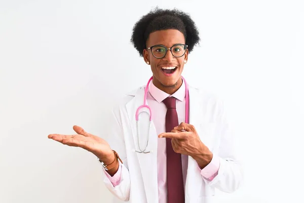 Jeune Homme Médecin Afro Américain Portant Stéthoscope Rose Sur Fond — Photo