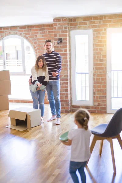 Hermosa Familia Con Niño Pie Nuevo Hogar Alrededor Cajas Cartón — Foto de Stock