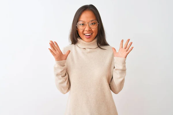 Ung Kinesisk Kvinna Bär Polotröja Tröja Och Glasögon Över Isolerade — Stockfoto