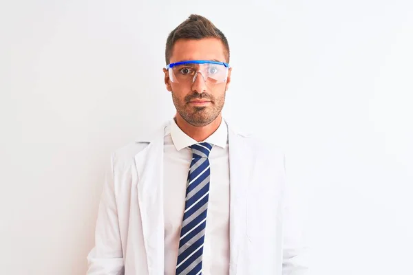 Jovem Cientista Bonito Que Usa Óculos Segurança Sobre Fundo Isolado — Fotografia de Stock