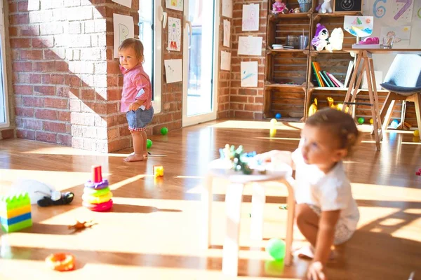 Entzückende Kleinkinder Spielen Kindergarten Jede Menge Spielzeug — Stockfoto