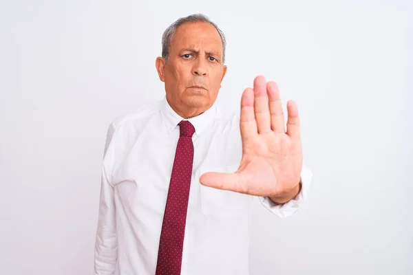 Ein Älterer Grauhaariger Geschäftsmann Mit Eleganter Krawatte Vor Isoliertem Weißem — Stockfoto