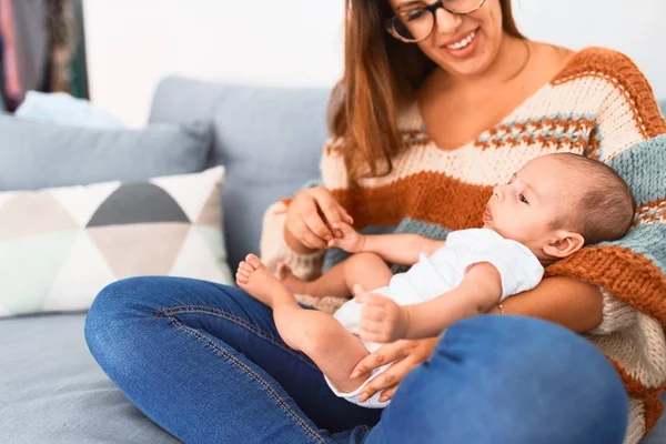 Μια Νεαρή Όμορφη Γυναίκα Και Μωρό Της Στον Καναπέ Στο — Φωτογραφία Αρχείου