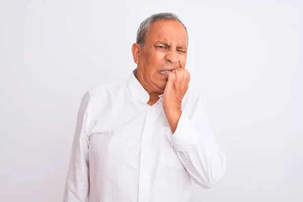 Homem Cabelos Grisalhos Sênior Vestindo Camisa Elegante Sobre Fundo Branco — Fotografia de Stock