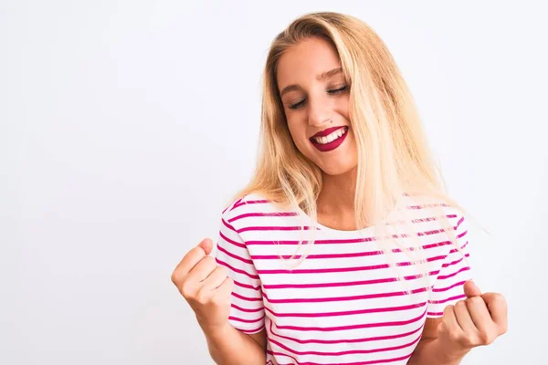 Ung Vacker Kvinna Bär Rosa Randig Shirt Stående Över Isolerad — Stockfoto