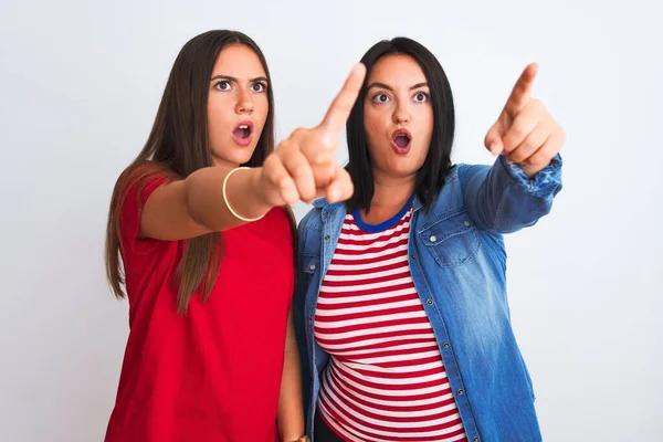 Junge Schöne Frauen Lässiger Kleidung Stehen Vor Isoliertem Weißen Hintergrund — Stockfoto